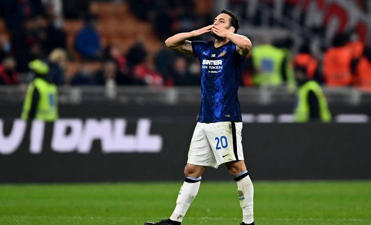 意甲最新动态：米兰欲引进扎卡壮大中场实力，国米坚决保留恰尔汗奥卢